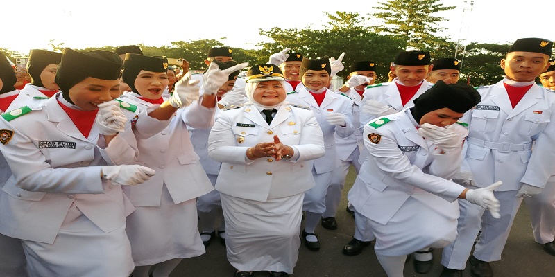 Wakil Bupati Tojo Una-Una saat ikut bergembiraria bersama 33 anggota Paskibraka, setelah penurunan bendera Merah Putih di lapangan Kota Bumi Mas, Kelurahan Uemalingku, Kecamatan Ratolindo pada Minggu sore, 17 Agustus 2025