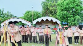 Wakil Bupati Tojo Una-Una, Hj. Surya, S.Sos., M.Si., secara resmi membuka perkemahan “Kemah Posintuvu Raya” di Bumi Perkemahan Padang Mas, Desa Tongku, Kecamatan Tojo, Ahad (10/8/2025).