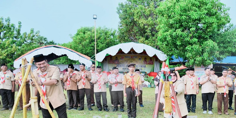 Wakil Bupati Tojo Una-Una, Hj. Surya, S.Sos., M.Si., secara resmi membuka perkemahan “Kemah Posintuvu Raya” di Bumi Perkemahan Padang Mas, Desa Tongku, Kecamatan Tojo, Ahad (10/8/2025).