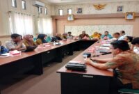 Asisten II Pemerintahan Kabupaten Tojo Una-una memimpin rapat Evaluasi Produk Hukum Daerah diruang rapat Kantor Bupati Touna, Kamis, 21 Agustus 2025.