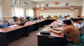 Asisten II Pemerintahan Kabupaten Tojo Una-una memimpin rapat Evaluasi Produk Hukum Daerah diruang rapat Kantor Bupati Touna, Kamis, 21 Agustus 2025.