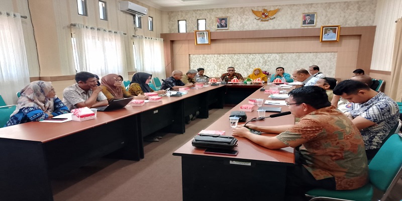 Asisten II Pemerintahan Kabupaten Tojo Una-una memimpin rapat Evaluasi Produk Hukum Daerah diruang rapat Kantor Bupati Touna, Kamis, 21 Agustus 2025.
