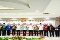 Bupati Tojo Una-Una, Ilham Lawidu, S.H., menandatangani deklarasi “Gebrakan Transparansi” dalam Rapat Koordinasi Program Pemberantasan Korupsi Terintegrasi yang digelar oleh Komisi Pemberantasan Korupsi (KPK) di Jakarta, Rabu (6/8/2025).