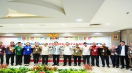 Bupati Tojo Una-Una, Ilham Lawidu, S.H., menandatangani deklarasi “Gebrakan Transparansi” dalam Rapat Koordinasi Program Pemberantasan Korupsi Terintegrasi yang digelar oleh Komisi Pemberantasan Korupsi (KPK) di Jakarta, Rabu (6/8/2025).