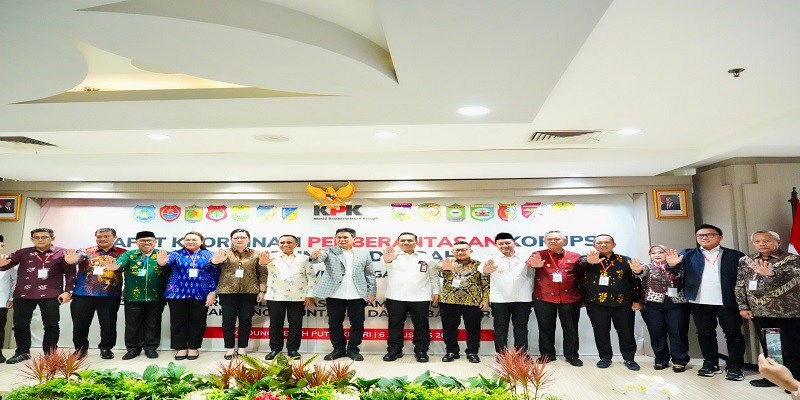 Bupati Tojo Una-Una, Ilham Lawidu, S.H., menandatangani deklarasi “Gebrakan Transparansi” dalam Rapat Koordinasi Program Pemberantasan Korupsi Terintegrasi yang digelar oleh Komisi Pemberantasan Korupsi (KPK) di Jakarta, Rabu (6/8/2025).