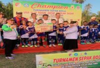  Wakil Bupati Hj. Surya, S.Sos., M.Si., mengapresiasi penyelenggaraan Turnamen Sepak Bola U-10 se-Kabupaten Tojo Una-Una Tahun 2025.