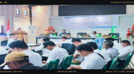 Wabup Tojo Una-una,Hj .Surya saat membuka sosialisasi rencana pembangunan SUTT 150 kV rute Poso-Ampana dan Ampana-Bunta di ruang rapat kantor bupati, Rabu 30 Juli 2025.