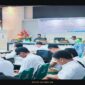 Wabup Tojo Una-una,Hj .Surya saat membuka sosialisasi rencana pembangunan SUTT 150 kV rute Poso-Ampana dan Ampana-Bunta di ruang rapat kantor bupati, Rabu 30 Juli 2025.