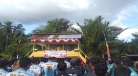 Bupati Tojo Una-Una, Ilham Lawidu, resmi membuka turnamen sepak bola dan voli di Desa Lebiti, Kecamatan Togean, Senin, Agustus 2025.
