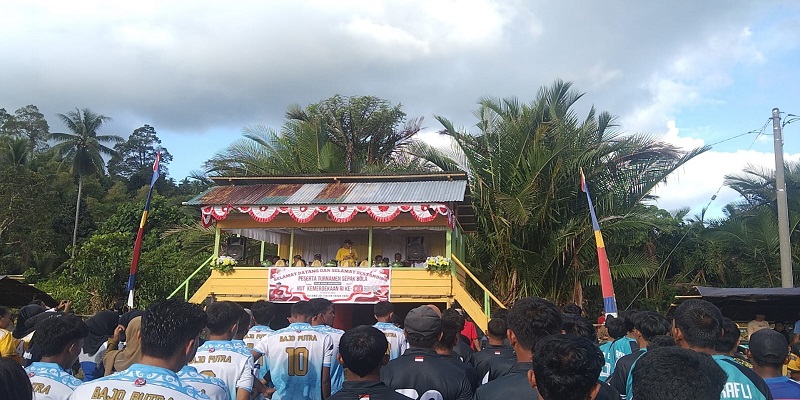 Bupati Tojo Una-Una, Ilham Lawidu, resmi membuka turnamen sepak bola dan voli di Desa Lebiti, Kecamatan Togean, Senin, Agustus 2025.
