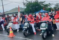 Wakil Bupati Tojo Una-Una, Hj. Surya, S.Sos, M.Si saat mengambil Star Lomba Motor  Lambat dibagian Kiri Depan menggunakan Mio Warna Putih, Ahad (10 /8/ 2025)