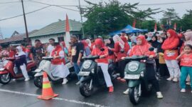 Wakil Bupati Tojo Una-Una, Hj. Surya, S.Sos, M.Si saat mengambil Star Lomba Motor  Lambat dibagian Kiri Depan menggunakan Mio Warna Putih, Ahad (10 /8/ 2025)