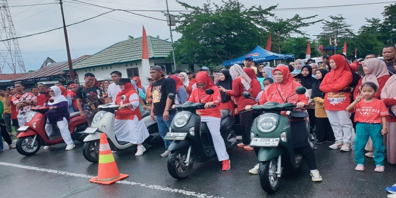 Wakil Bupati Tojo Una-Una, Hj. Surya, S.Sos, M.Si saat mengambil Star Lomba Motor  Lambat dibagian Kiri Depan menggunakan Mio Warna Putih, Ahad (10 /8/ 2025)