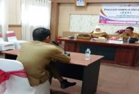 Wakil Bupati Tojo Una-Una, Hj.Surya,S.Sos,M.Si dan Kepala BPKAD Dr. Rismanto saat melakukan asesmen terhadap Camat Ratolindo, Senin 4 Juli 20