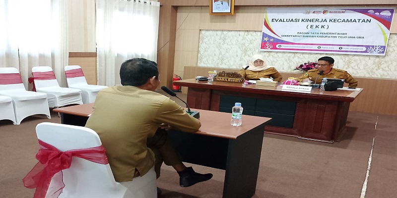 Wakil Bupati Tojo Una-Una, Hj.Surya,S.Sos,M.Si dan Kepala BPKAD Dr. Rismanto saat melakukan asesmen terhadap Camat Ratolindo, Senin 4 Juli 20