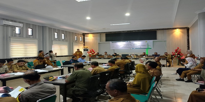Bupati Ilham saat membuka Sosialisasi Proyek SUTT di Kantor Bupati, Selasa (9/9/2025).