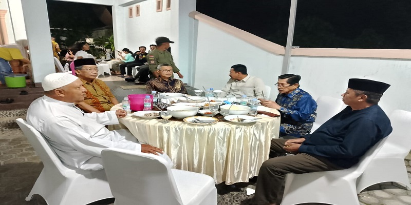 Bupati Pertama Touna, Drs. Damsik Ladjalani, hadiri syukuran Sekda Alfian Matajeng, duduk diapit Bupati Ilham Lawidu dan Mantan Wakil Bupati H.Jamal Juraedjo.