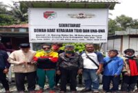 Ketua Dewan Adat Tojo Una-Una,Djabal Tarik Lasupu, (tengah) foto bersama di depan sekretariat Dewan Adat Kerajaan Tojo dan Una- una. (ist)