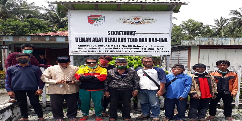 Ketua Dewan Adat Tojo Una-Una,Djabal Tarik Lasupu, (tengah) foto bersama di depan sekretariat Dewan Adat Kerajaan Tojo dan Una- una. (ist)