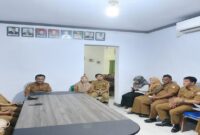  Plt. Kepala Dinas Pariwisata dan Ekonomi Kerakyatan Kabupaten Tojo Una-Una, Asrin Soga, menggelar rapat internal bersama Sekretaris Dinas serta seluruh kepala bidang dan seksi, Senin (29/9/2025

