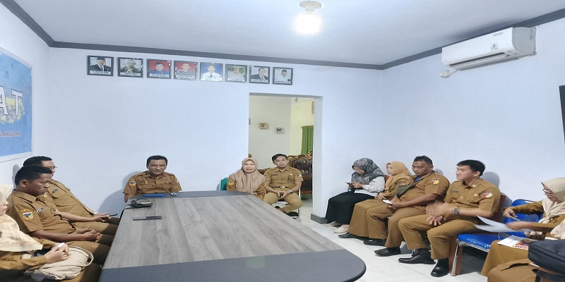  Plt. Kepala Dinas Pariwisata dan Ekonomi Kerakyatan Kabupaten Tojo Una-Una, Asrin Soga, menggelar rapat internal bersama Sekretaris Dinas serta seluruh kepala bidang dan seksi, Senin (29/9/2025

