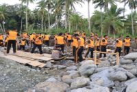 Puluhan personel Polres Tojo Una-Una (Touna) melaksanakan aksi gotong royong membantu pembangunan Pondok Pesantren Subulul Khairat di Kelurahan Malotong, Minggu (7/9/2025).