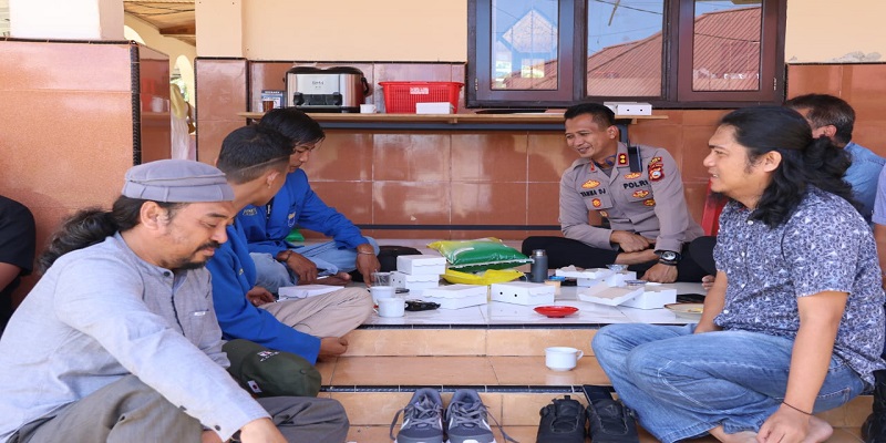 Kapolres Touna, AKBP Yanna Djayawidya, S.I.K., M.H., merangkul Pergerakan Mahasiswa Islam Indonesia (PMII) Komisariat Untad Touna untuk bersama menjaga Kamtibmas, pertemuan itu berlangsung di teras Masjid Al-Muhajirin Polres Touna, Kamis (11/9/2025).