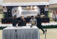 Bupati Touna Ilham Lawidu saat menandatangani Rancangan RPJMD Tahun 2025-2029 setelah disahkan menjadi Perda pada Sidang Paripurna Jumat, (29/8/2025), sekitar Pukul: 20:15 Wita.