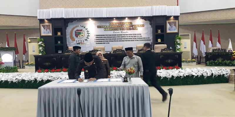 Bupati Touna Ilham Lawidu saat menandatangani Rancangan RPJMD Tahun 2025-2029 setelah disahkan menjadi Perda pada Sidang Paripurna Jumat, (29/8/2025), sekitar Pukul: 20:15 Wita.