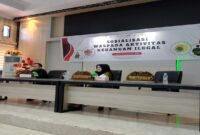 Wakil Bupati Tojo Una-Una, Hj. Surya, S.Sos., M.Si., membuka sosialisasi peningkatan kewaspadaan masyarakat terhadap praktik keuangan ilegal, bersama Otoritas Jasa Keuangan (OJK), Kamis (18/9/2025) di Kantor Bupati.