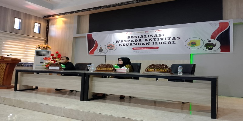 Wakil Bupati Tojo Una-Una, Hj. Surya, S.Sos., M.Si., membuka sosialisasi peningkatan kewaspadaan masyarakat terhadap praktik keuangan ilegal, bersama Otoritas Jasa Keuangan (OJK), Kamis (18/9/2025) di Kantor Bupati.