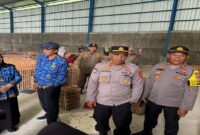 Wakil Bupati Tojo Una-Una, Hj. Surya, bersamaTim TPID saat meninjau salah gudang bahan pokok di Desa Sansarino, Rabu (17/9/2025)