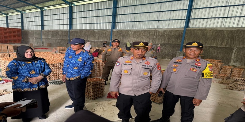 Wakil Bupati Tojo Una-Una, Hj. Surya, bersamaTim TPID saat meninjau salah gudang bahan pokok di Desa Sansarino, Rabu (17/9/2025)