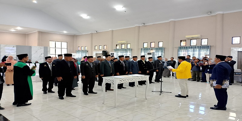  Setelah lebih dari tujuh bulan memimpin Kabupaten Tojo Una-Una, Bupati Ilham Lawidu dan Wakil Bupati Hj. Surya akhirnya menggelar pelantikan perdana pejabat, Jumat (25/9/2025).