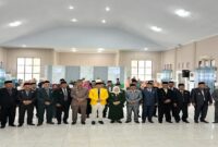  Pemandangan berbeda tersaji saat Bupati Tojo Una-Una, Ilham Lawidu, memasuki Gedung Auditorium Kantor Bupati, Jumat (25/9/2025). 