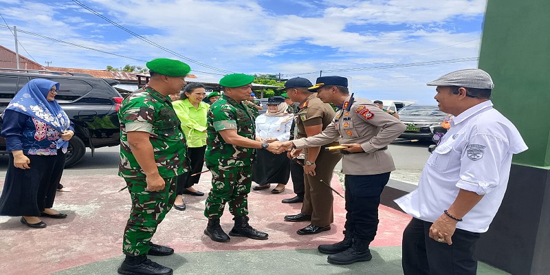 Panglima Kodam XXIII/Palaka Wira, Mayjen TNI Jonathan Binsar Parluhutan Sianipar, melakukan kunjungan kerja perdananya di Kabupaten Tojo Una-Una pada Rabu (24/9).