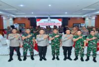 Kapolda Sulawesi Tengah Irjen Pol Dr. Agus Nugroho menyambut hangat kunjungan kerja perdana Pangdam XXIII/Palaka Wira Mayjen TNI Jonathan Binsar Parluhutan Sianipar di Mapolda Sulteng, Jumat (19/9/2025). 
