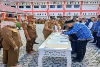 Bupati dan Wakil Bupati Tojo Una-Una, Ilham Lawidu dan Hj. Surya, S.Sos, M.Si, saat menyaksikan pendatanganan berita acara SK PPPK di halaman kantor bupati, Senin (08/09/2025).