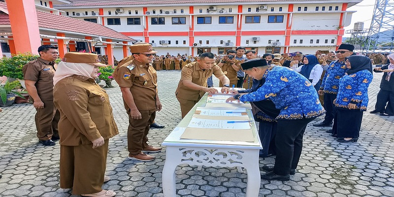Bupati dan Wakil Bupati Tojo Una-Una, Ilham Lawidu dan Hj. Surya, S.Sos, M.Si, saat menyaksikan pendatanganan berita acara SK PPPK di halaman kantor bupati, Senin (08/09/2025).