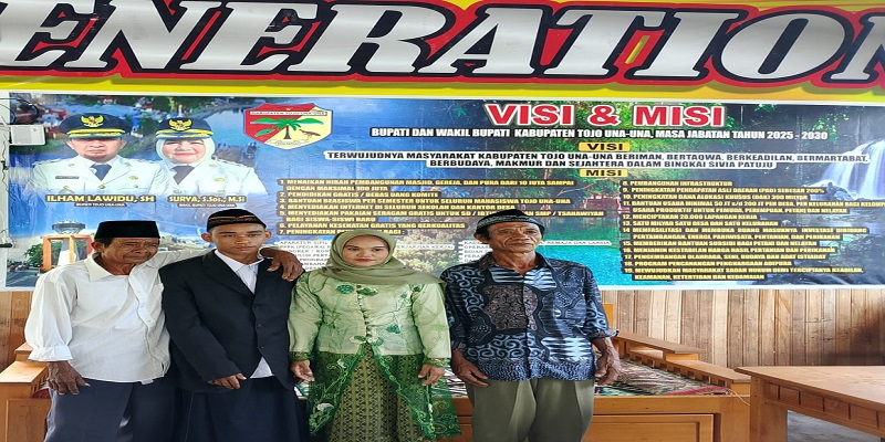 Orang tua kedua mempelai saat berpose bersama usai akad nikah, Kamis (16/10/2025)