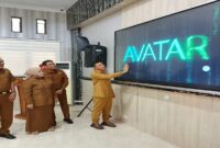Bupati Tojo Una-Una, Ilham Lawidu didampingi Wakil Bupati Hj.Surya Lapasiri , Sekda Alfian Matajeng dan Kepala BPKAD Dr. Rismanto pada launching  Aplikasi AVATAR di ruang Rapat Kantor Bupati Touna, Senin, 20 Oktober 2025.