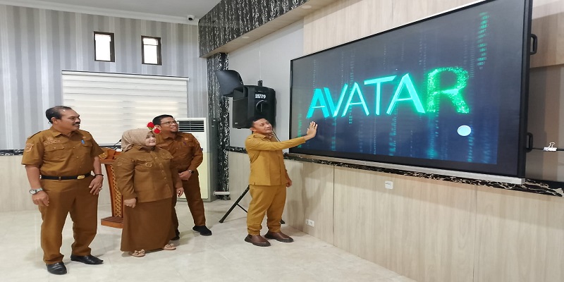 Bupati Tojo Una-Una, Ilham Lawidu didampingi Wakil Bupati Hj.Surya Lapasiri , Sekda Alfian Matajeng dan Kepala BPKAD Dr. Rismanto pada launching  Aplikasi AVATAR di ruang Rapat Kantor Bupati Touna, Senin, 20 Oktober 2025.