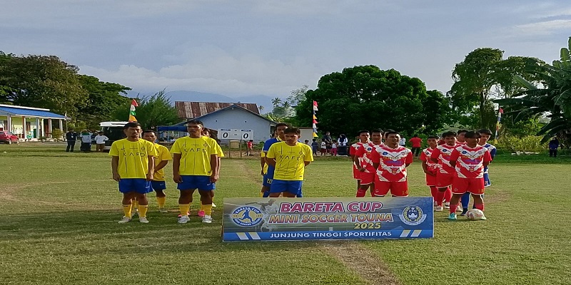 Sekretaris Daerah Kabupaten Tojo Una-Una, Alfian Matajeng, S.Pd., M.A.P., membuka turnamen bareta Mini Soccer 2025 di Lapangan Mini Soccer Bandara Tanjung Api Ampana, Senin sore (20/10/2025).
