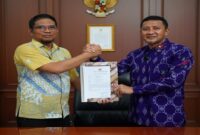 Kepala BPKAD Touna, Dr. Rismanto bersama Bupati Ilham Lawidu