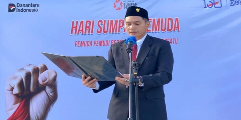 Pimpinan Cabang BRI Poso Nofiar Jakananda saat membacakan sambutan CEO BRI Heri Gunardi pada Hari Sumpah Pemuda, 28 Oktober 2025