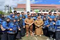 Bupati Ilham Lawidu dan Wakil Bupati Surya Lapasiri, (tengah)