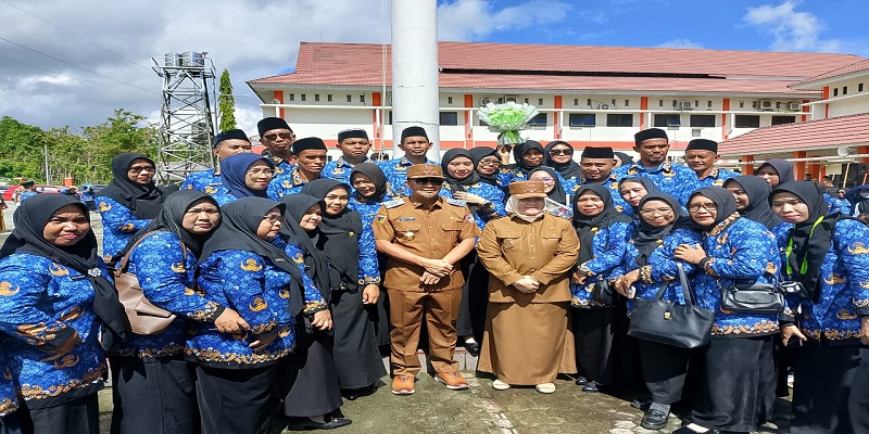 Bupati Ilham Lawidu dan Wakil Bupati Surya Lapasiri, (tengah)