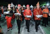 Gubernur Sulawesi Tengah, Dr. H. Anwar Hafid, bersama Wakil Menteri Dalam Negeri RI, Dr. Bima Arya Sugiarto, S.I.P, M.A., membuka  Festival Danau Poso (FDP) 2025 Jumat malam, (24/10/2025), di Anjungan Festival Danau Poso, Kota Wisata Tentena, Kabupaten Poso.