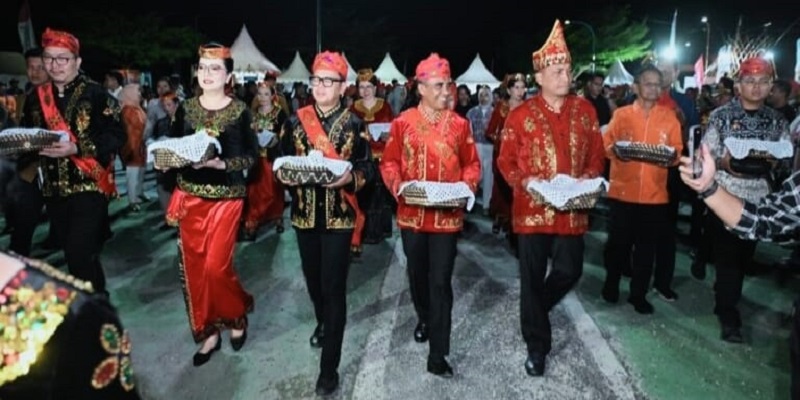 Gubernur Sulawesi Tengah, Dr. H. Anwar Hafid, bersama Wakil Menteri Dalam Negeri RI, Dr. Bima Arya Sugiarto, S.I.P, M.A., membuka  Festival Danau Poso (FDP) 2025 Jumat malam, (24/10/2025), di Anjungan Festival Danau Poso, Kota Wisata Tentena, Kabupaten Poso.