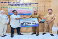 Penyerahan bantuan oleh Plt Kepala Dinsos P3A, Ishak W. Kanali, didampingi Sekretaris Dinsos P3A, Darmawan Suaib, Senin (6/10/2025).